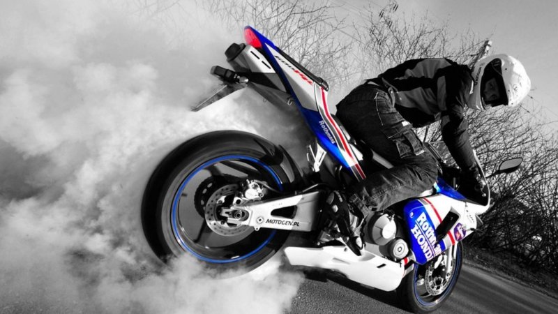 Мотоцикл в дыму