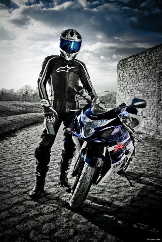 Человек в мотошлеме