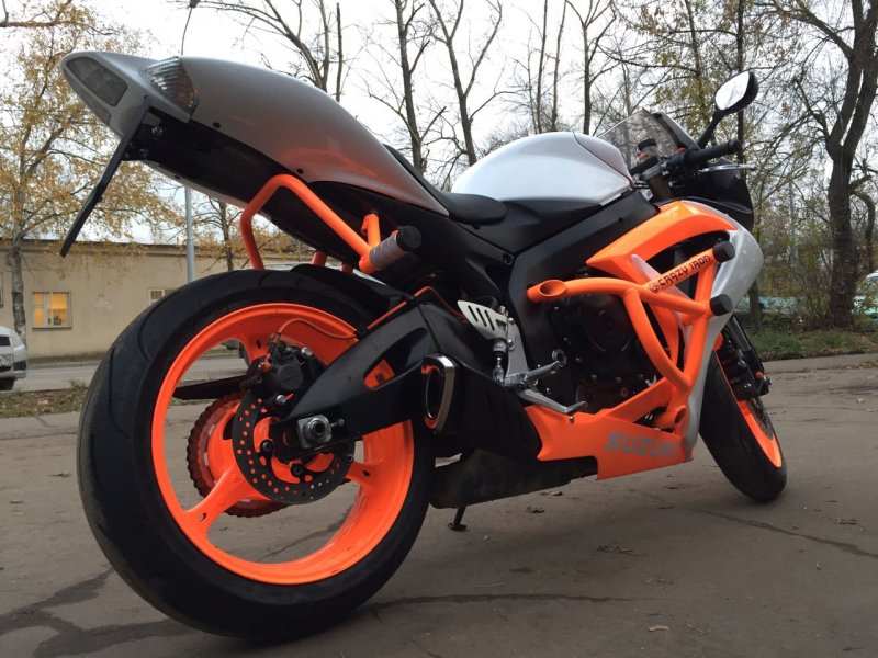 GSX R 600 серый с оранжевым