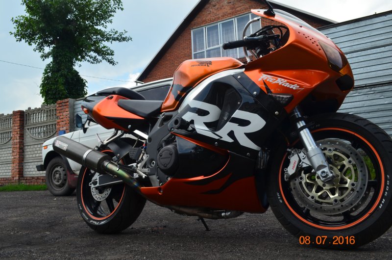 Спортивный мотоцикл коричневый