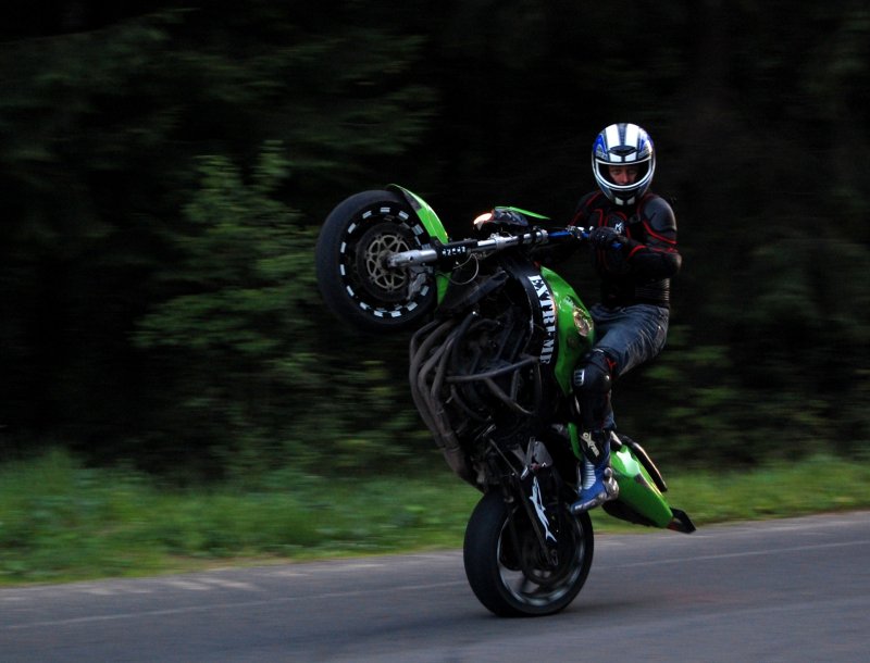 Мотоцикл на заднем колесе