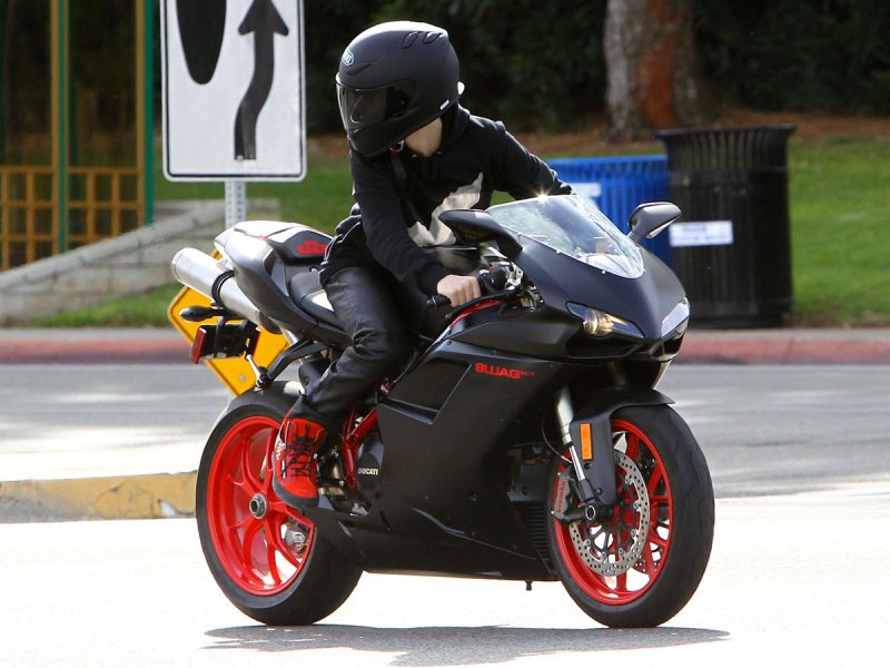 Джастин Бибер на мотоцикле