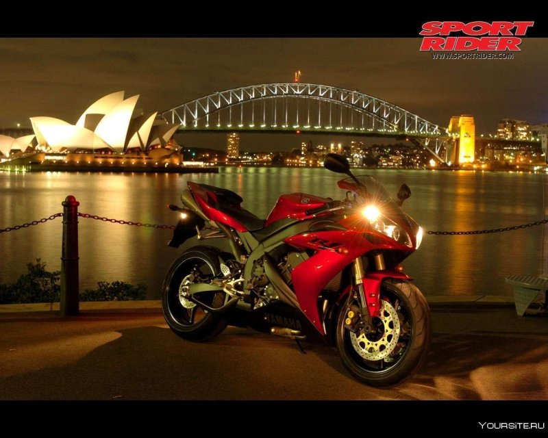 Мотоцикл в ночном городе