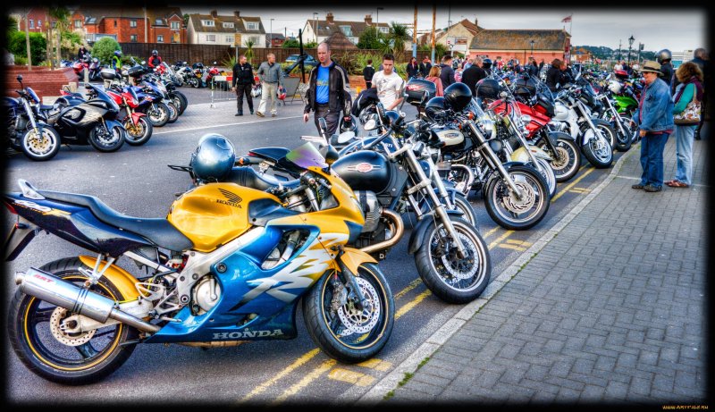 Мотоциклы разных стилей в ряд