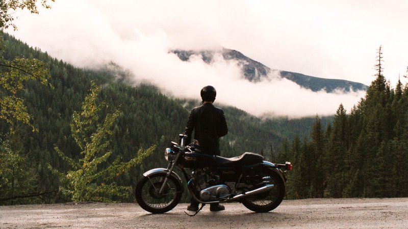 Мотоциклист на природе