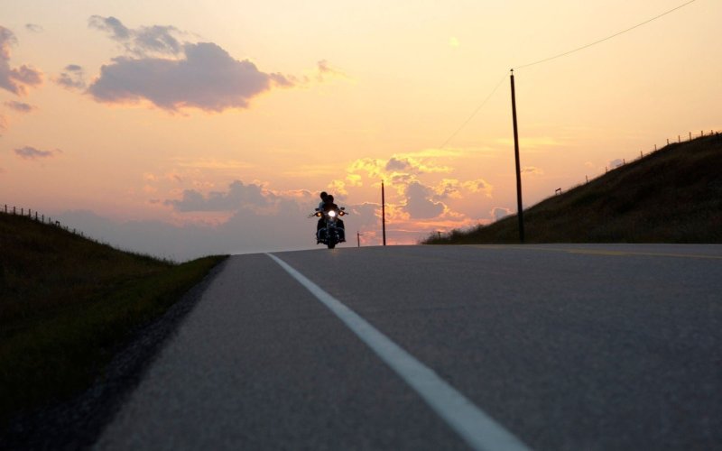 Мотоциклист на трассе