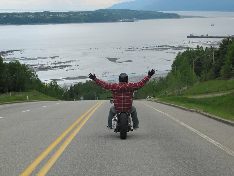 Мотоцикл уезжает в даль