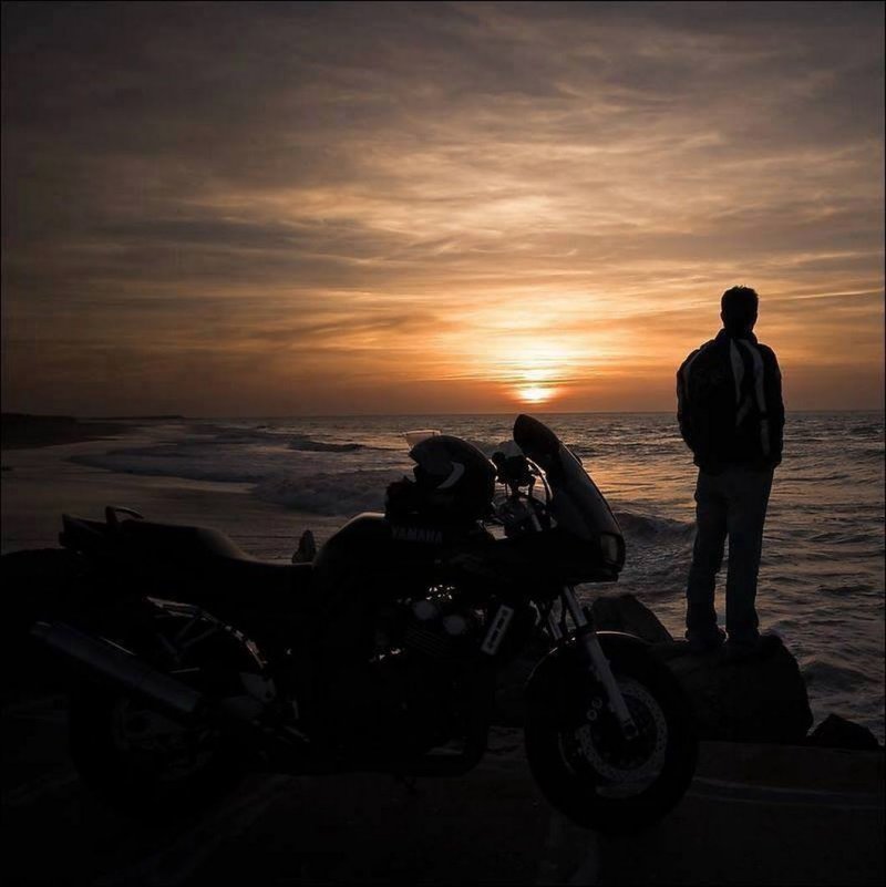 Байкер на закате