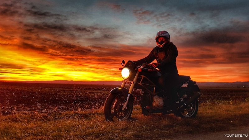 Мотоциклист на закате