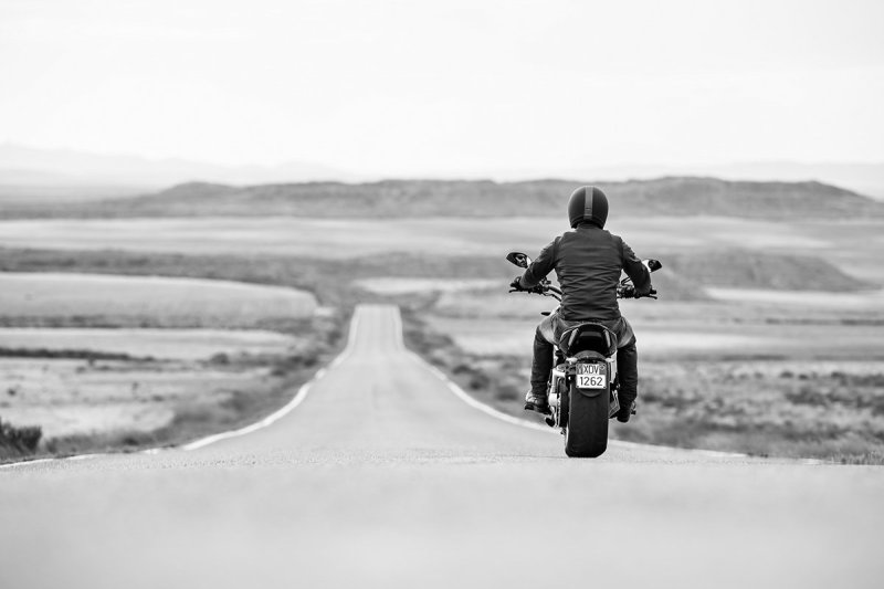 Мотоцикл уезжает в закат