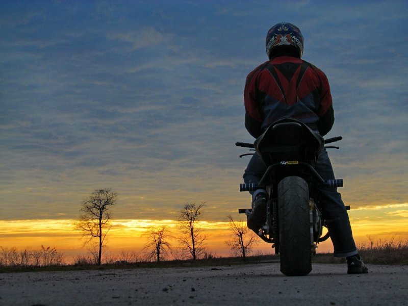 Парень на мотоцикле на закате