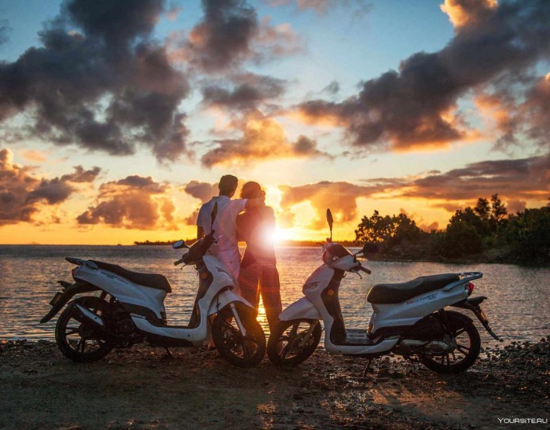 Пара на мотоцикле на закате