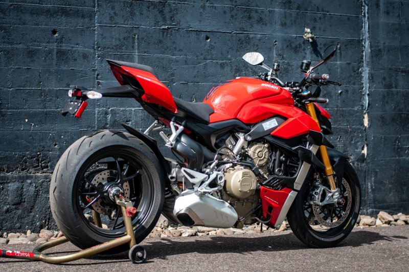 Ducati Streetfighter v4 ночной город