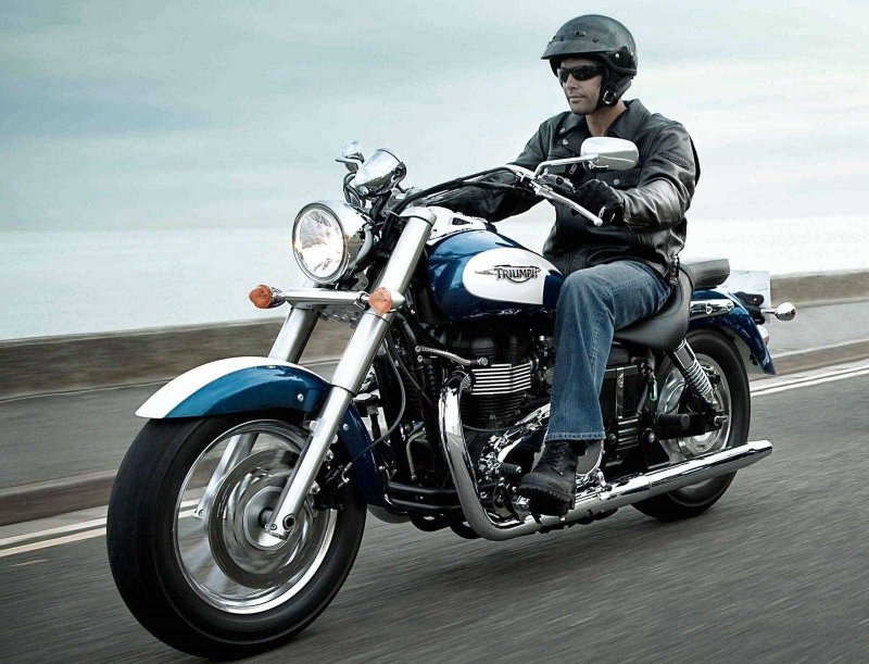Triumph America 900