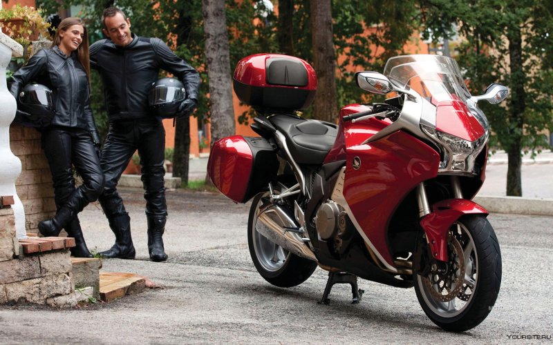 Мотоциклист на Honda VFR 1200