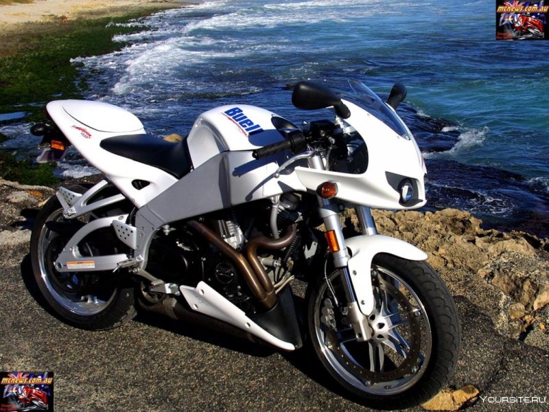 Белый спортивный мотоцикл