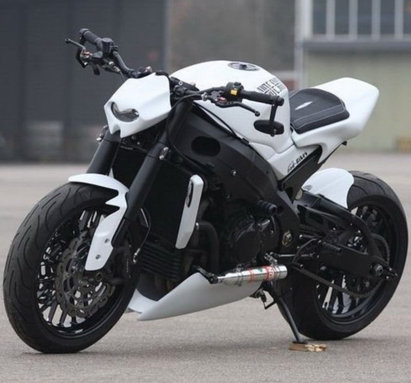 Мотоцикл Сузуки белый