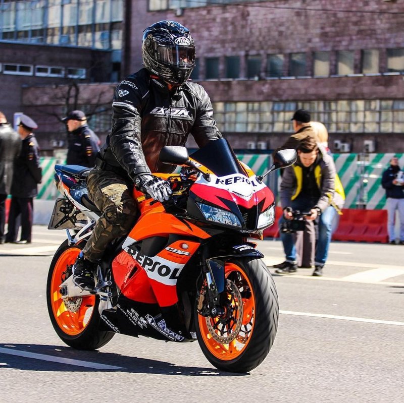 Мотоциклист на Honda cbr1000rr Repsol