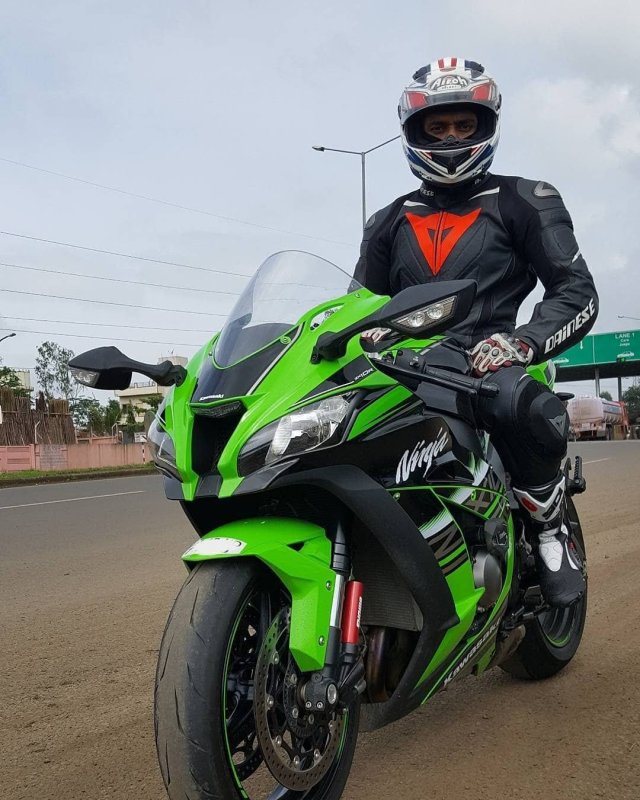 Мотоциклист на Kawasaki zx10r