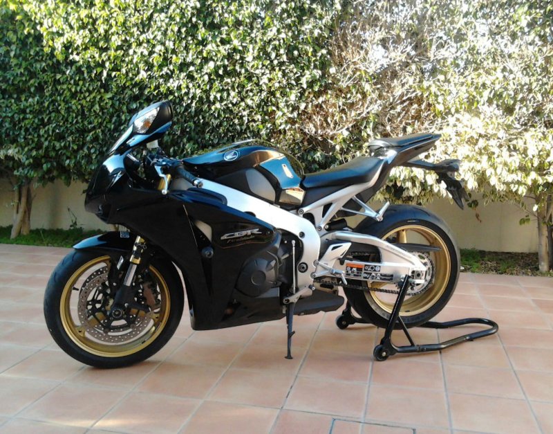 Хонда СБР 1000 кубов