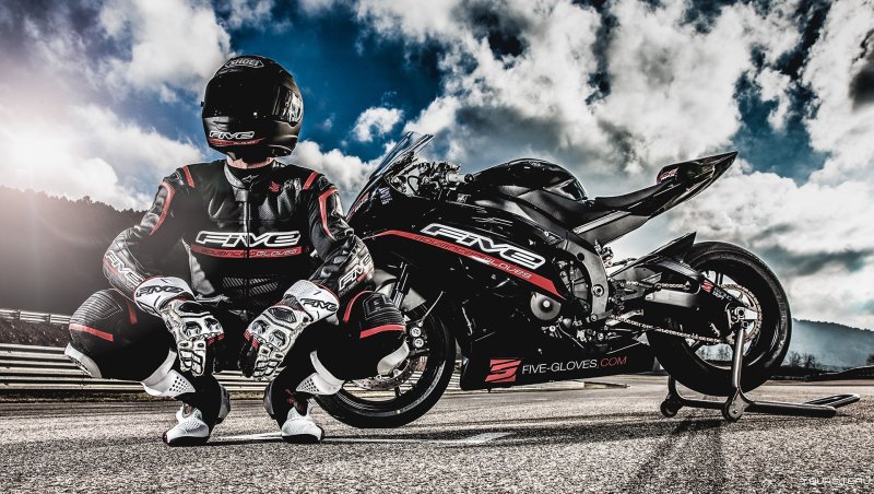 Мотоциклист в экипировке