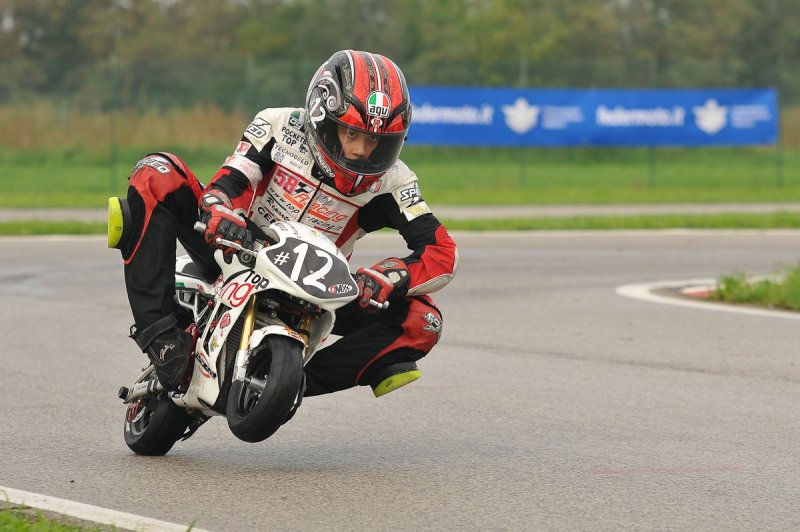 Маленький гоночный мотоцикл