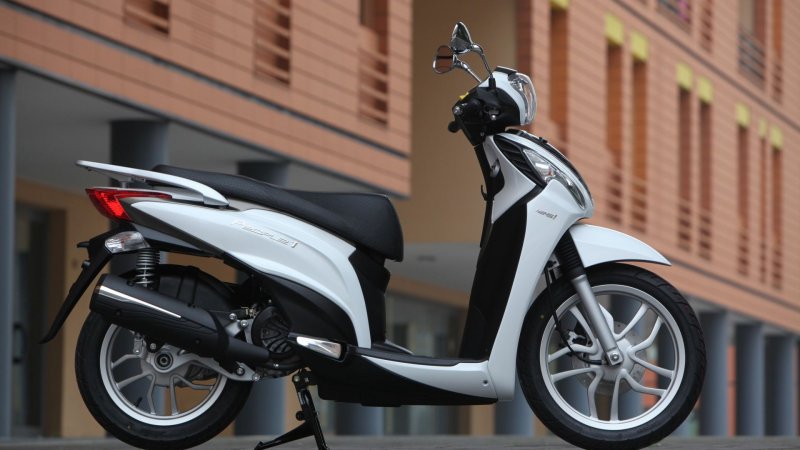 Скутер Honda на 17 колесах