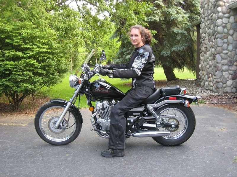 Honda Rebel 250 рядом с человеком