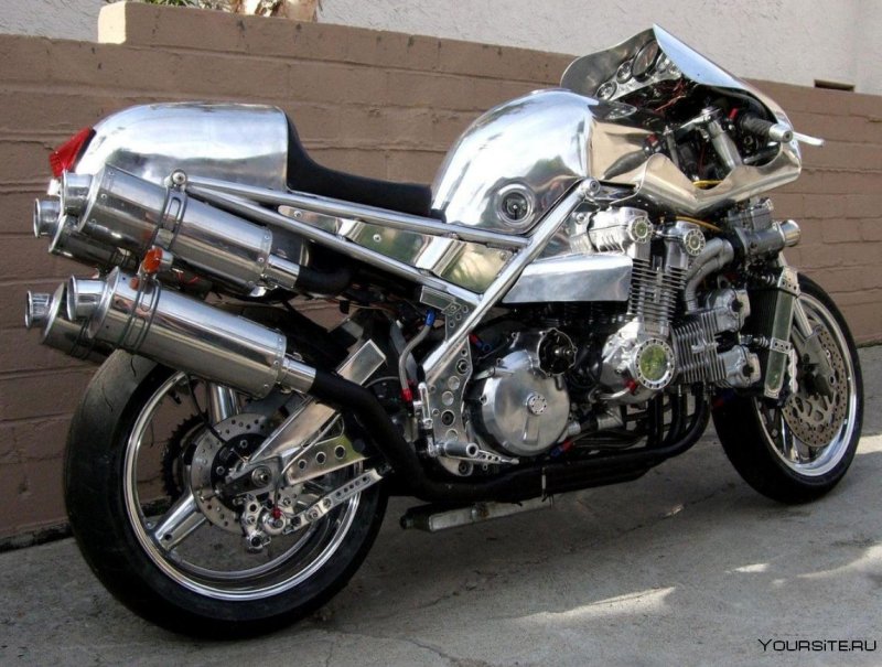 8 Цилиндровый мотоцикл Honda