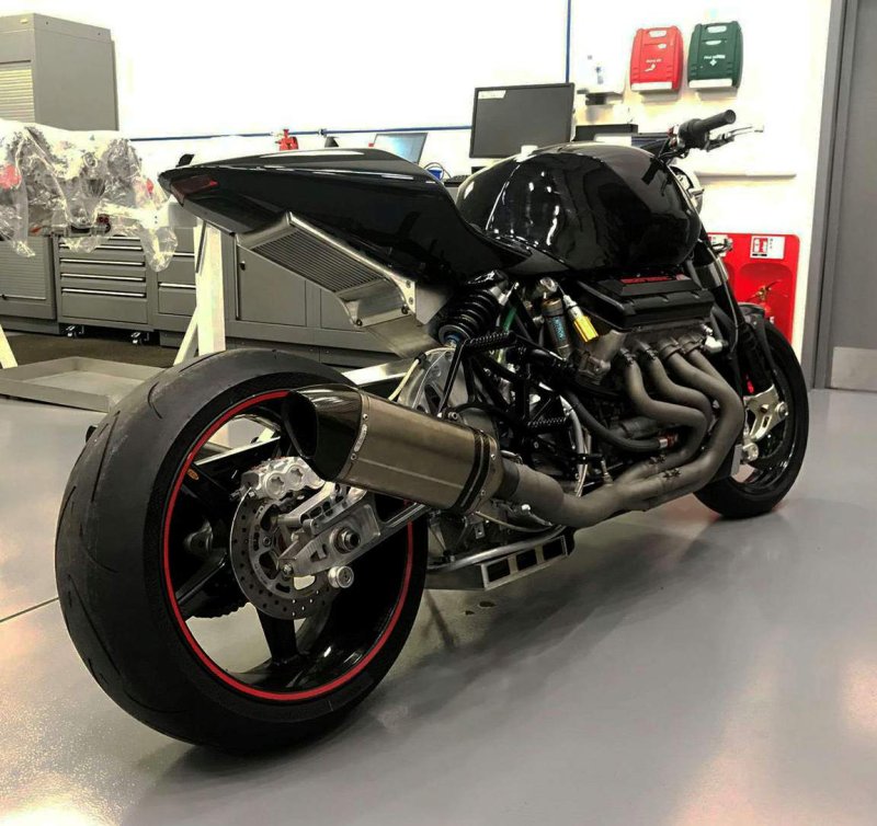 V8 мотоцикл Хаябуса