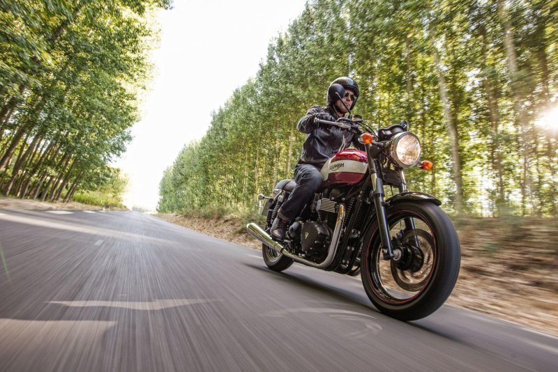 Triumph Bonneville стоит на дороге