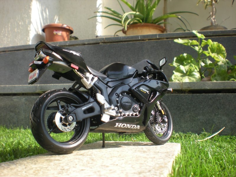 Мотоцикл maisto 1:12 Honda cbr1000rr черный 20-06182