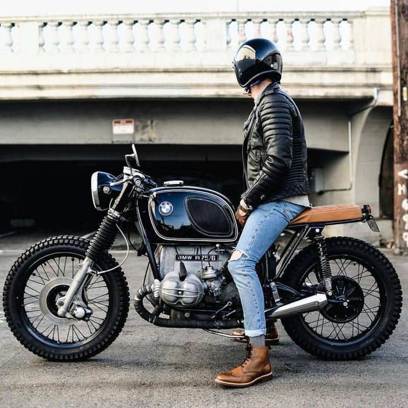 BMW r100 Cafe Racer с человеком