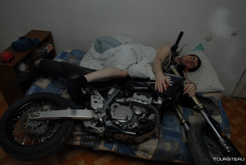 В постели с мотоциклом