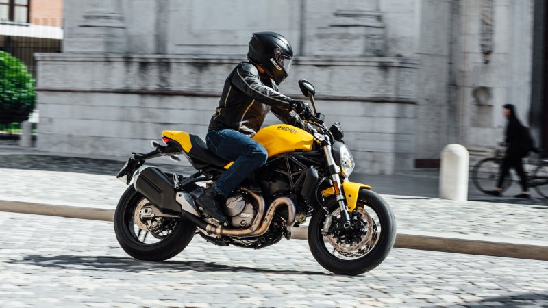 Ducati Monster 821 жёлтый