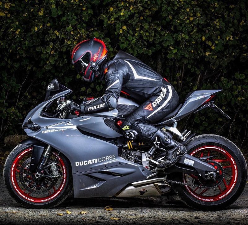Мотоцикл Ducati серый
