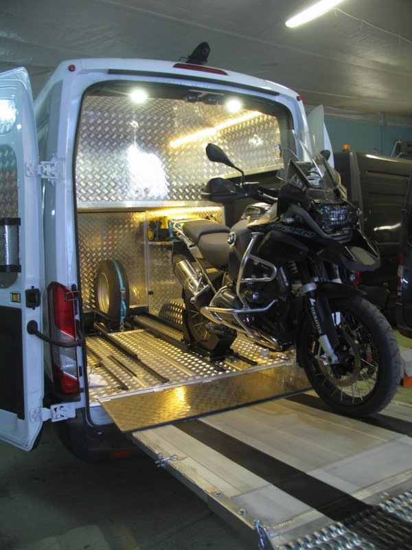 Перевозка мотоцикла в Ford Transit connect
