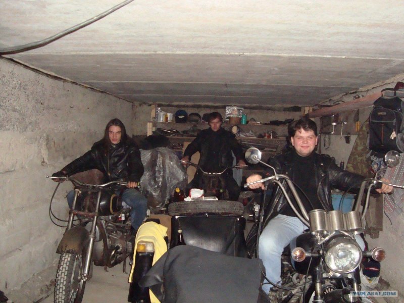 Мужики в гараже