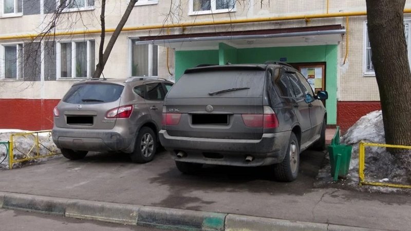 Машина припаркована у подъезда