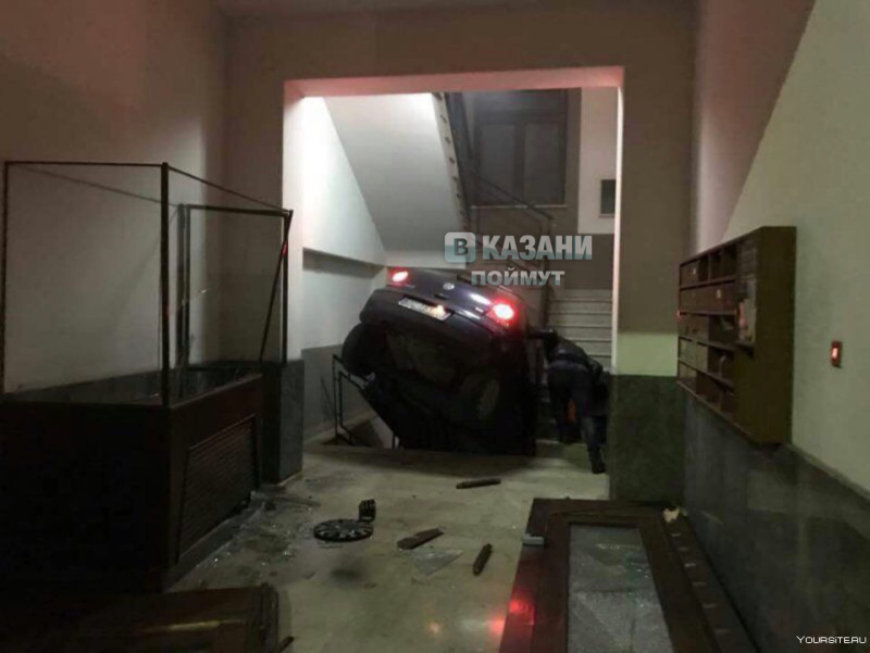 Машина в подъезде