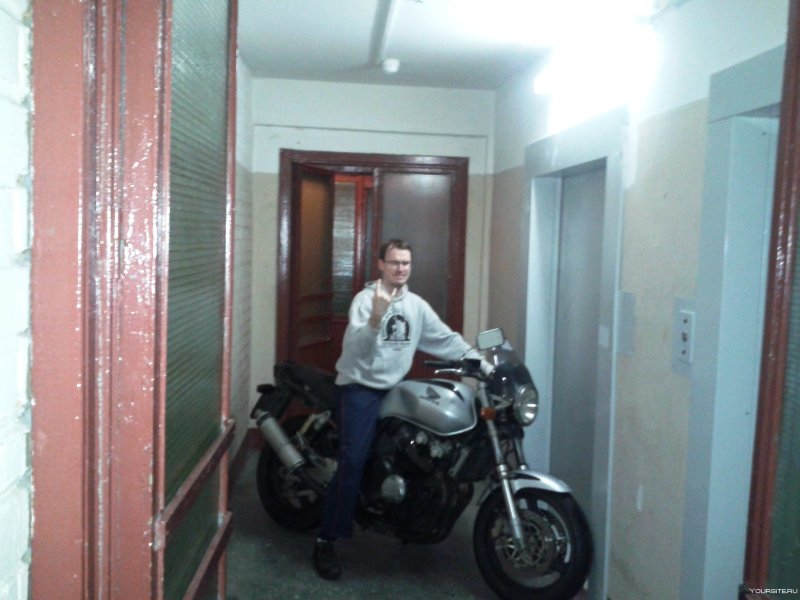 Мотоцикл в подъезде