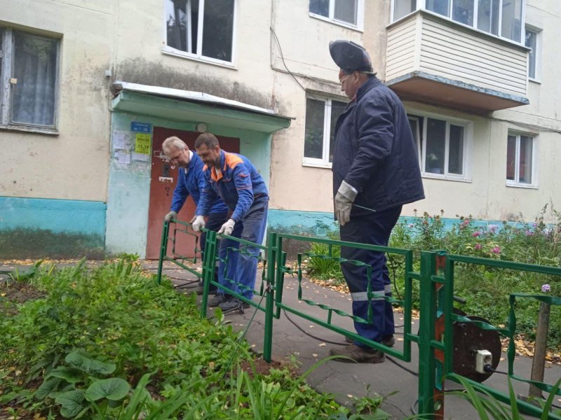 Семья у подъезда