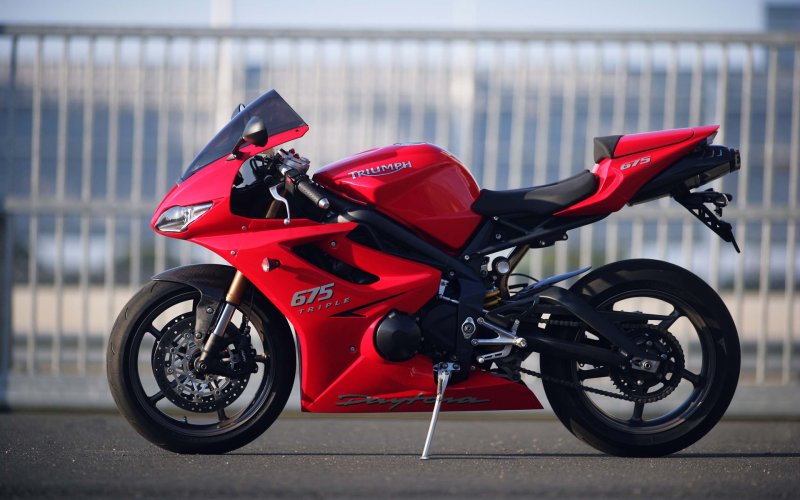 Triumph Daytona 675 красный