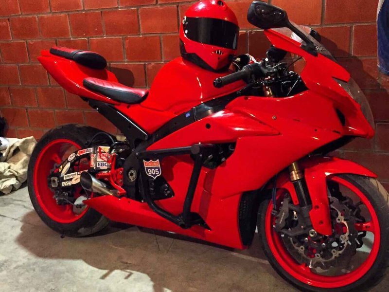 Suzuki GSX-r1000 красный