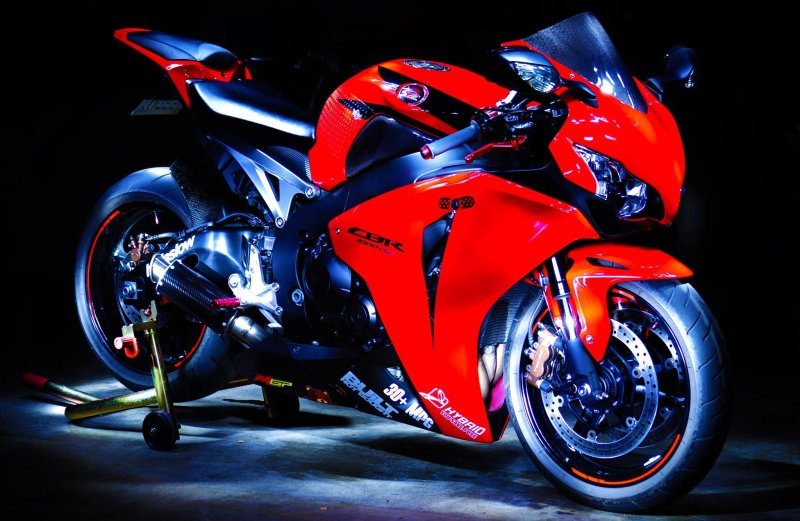 Мотоцикл красный Honda cbr1000rr Fireblade