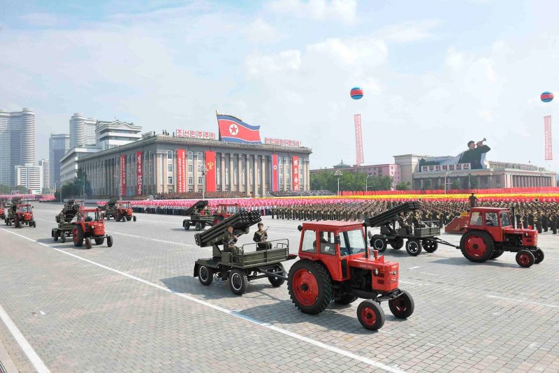 КНДР трактора на параде