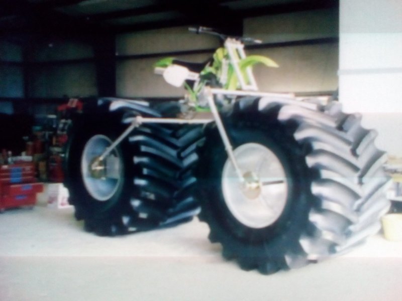 Мотоцикл с огромными колесами