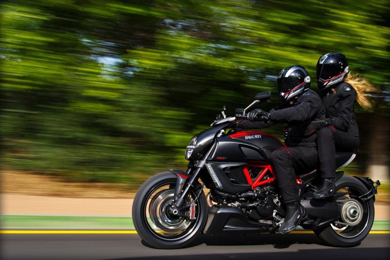 Мотоцикл Ducati двухместный Diavel