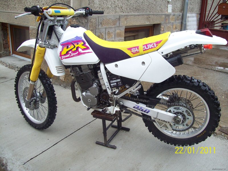 Suzuki dr250 82