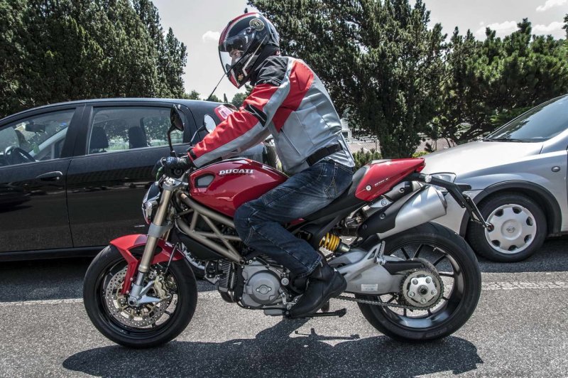 Ducati Monster 796 с пассажиром